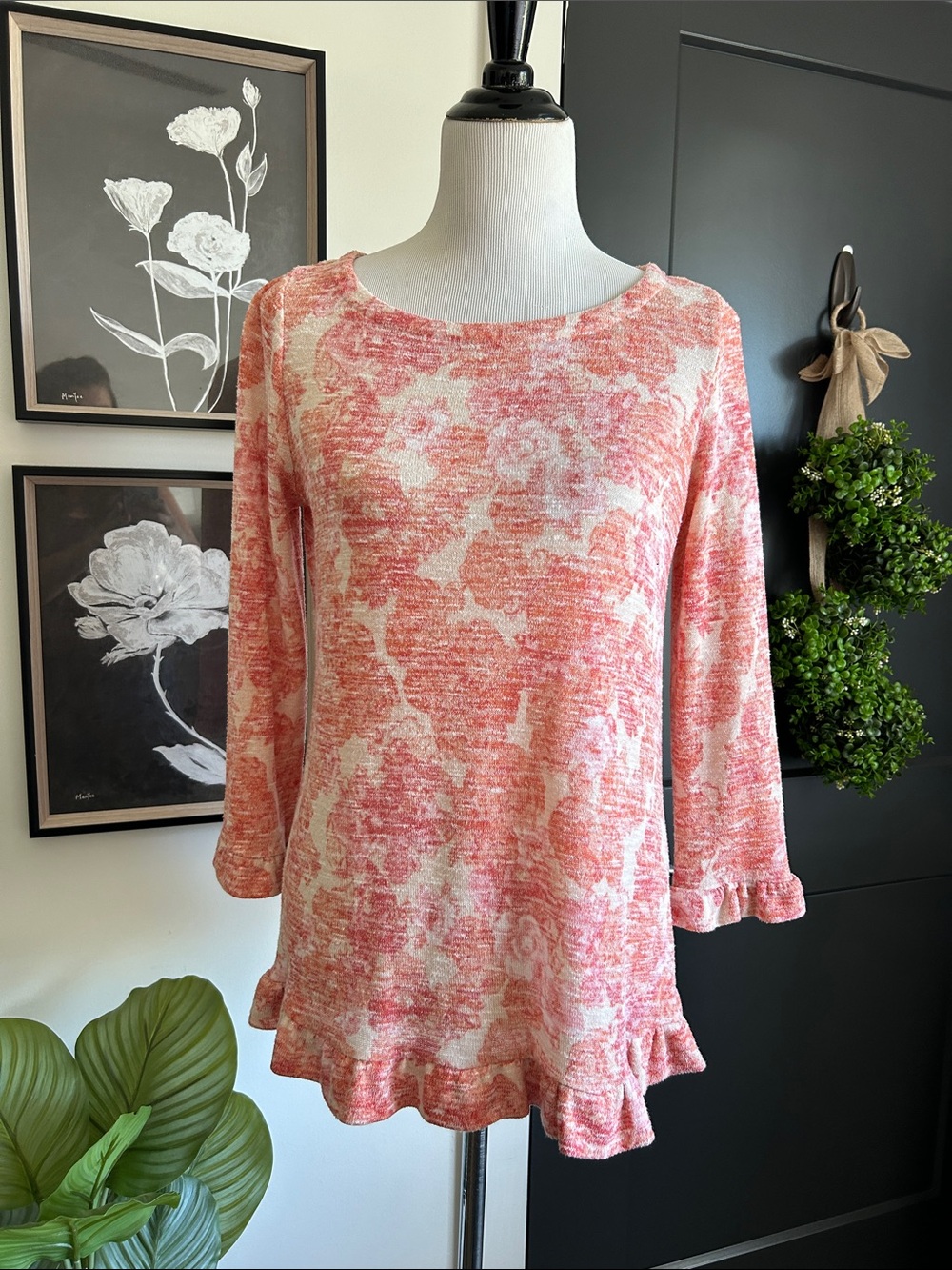 🌺 M 3/4 sleeve Coral Pink Floral Ruffle-Hem stretchy tunic Knit Top